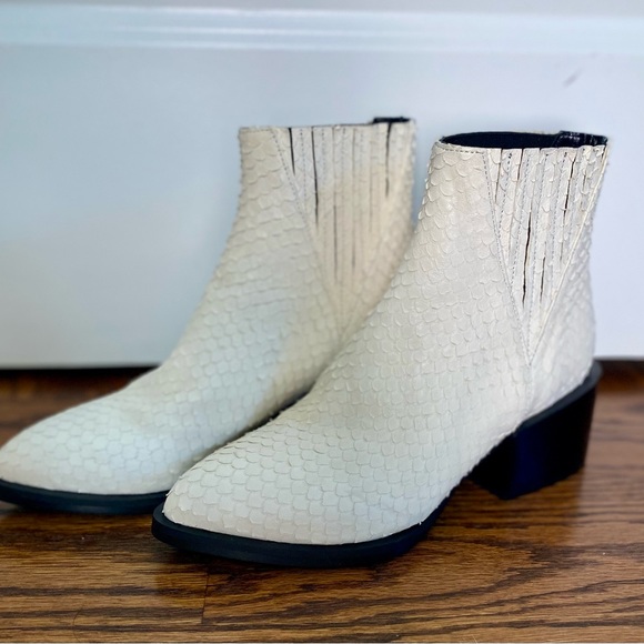 Steven by Steve Madden white booties, size 6 - Picture 5 of 8